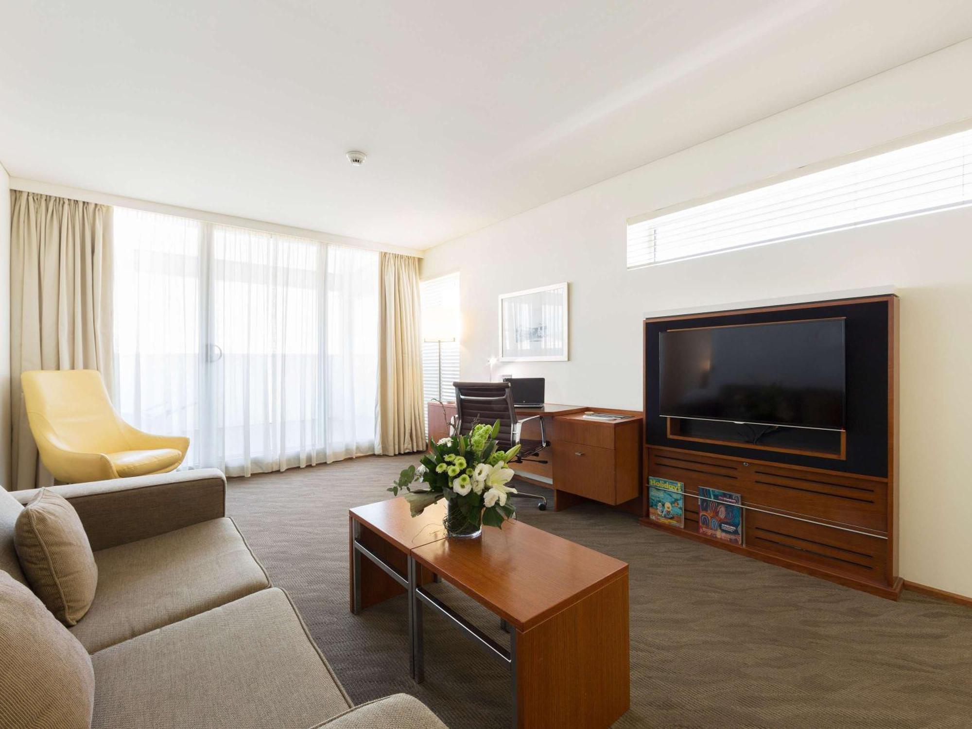 Novotel Canberra Exterior foto