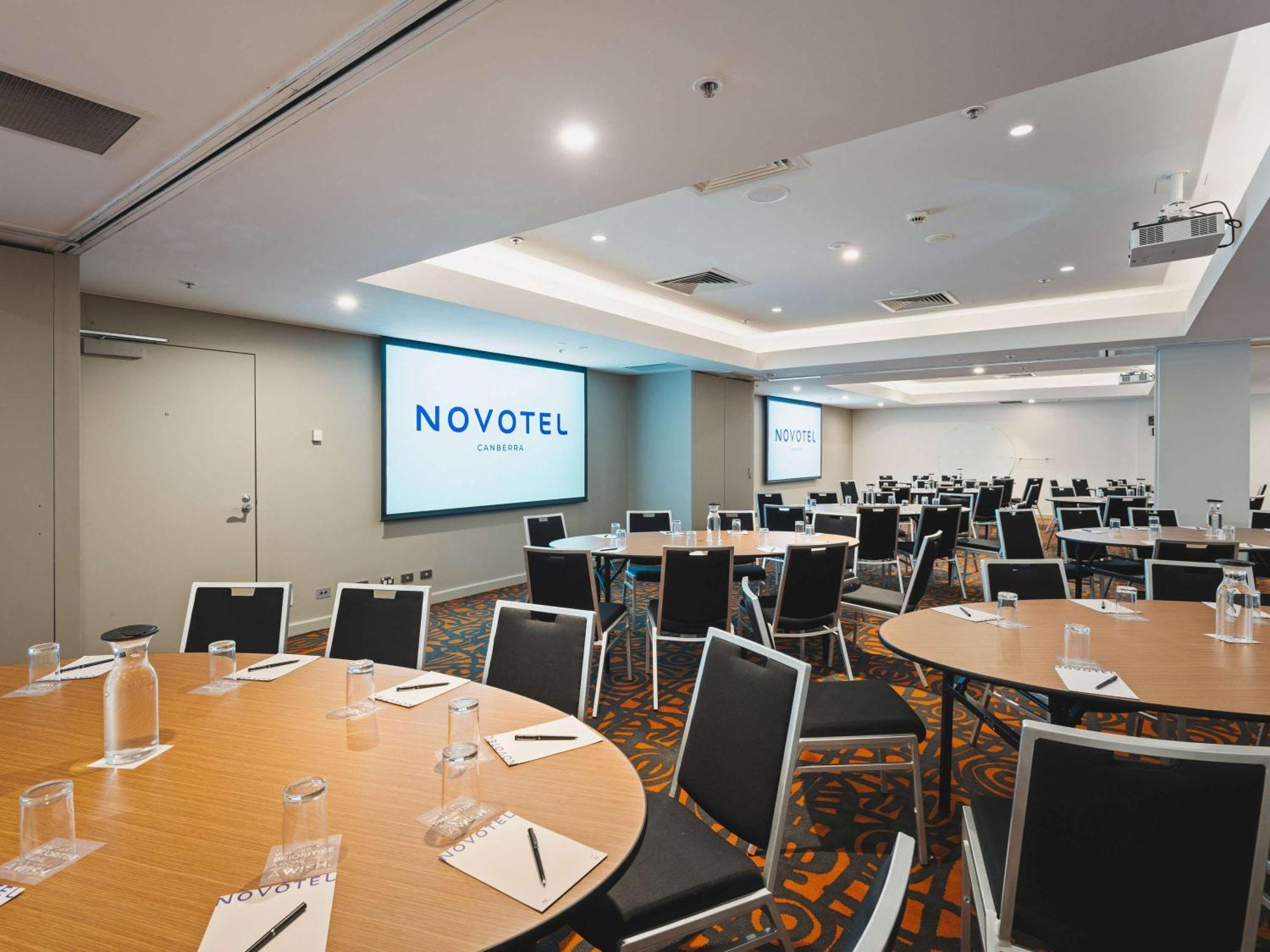 Novotel Canberra Exterior foto